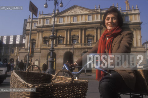 Milano 1998. Daria Tinelli Rocca, presidente della Fondazione del Teatro alla Scala, davanti al teatro  / Milan 1998, President of La Scala Theater Foundation Daria Tinelli Rocca, in front of La Scala - ©Marcello Mencarini/Rosebud2