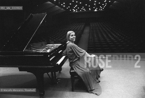 Italian pianist Maria Tipo at piano (about 1983) / La pianista Maria Tipo al pianoforte (1983 circa) - ©Marcello Mencarini/Rosebud2