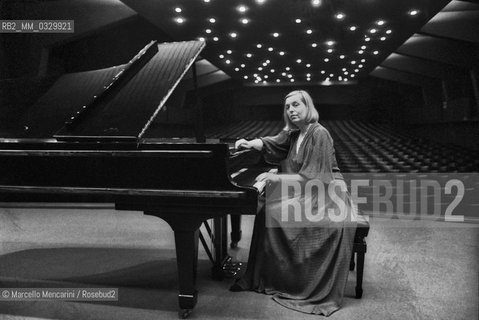 Italian pianist Maria Tipo at piano (about 1983) / La pianista Maria Tipo al pianoforte (1983 circa) - ©Marcello Mencarini/Rosebud2