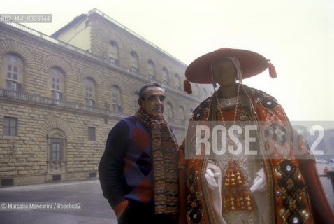 Florence, 1986. Italian costume designer Umberto Tirelli in front of the Boboli Gardens / Firenze, 1986. Il costumista Umberto Tirelli davanti al Giardino dei Boboli - ©Marcello Mencarini/Rosebud2