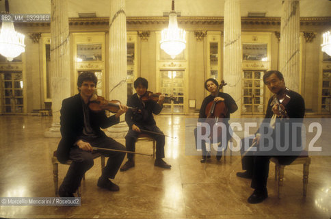 Milan, 1993. Tokyo String Quartet elements pose in the foyer of La Scala Theater / Milano, 1993. Il Tokyo String Quartet posa nel foyer del Teatro alla Scala - ©Marcello Mencarini/Rosebud2