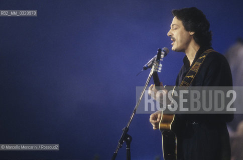 Sanremo Music Festival 1990. Brazilian singer-songwriter Toquinho performing the song Nas asas de um violao, combined with the Italian version Ringrazio Dio sung by Paola Turci / Festival di Sanremo 1990. Il cantautore brasiliano Toquinho canta Nas asas de um violao, abbinata alla versione italiana Ringrazio Dio, cantata da Paola Turci - ©Marcello Mencarini/Rosebud2