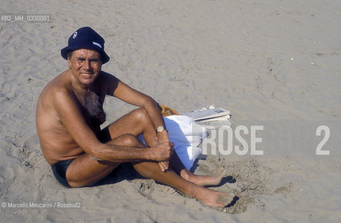 Italian TV presenter Enzo Tortora at the sea, about 1980 / Il presentatore Enzo Tortora  al mare, 1980 circa - ©Marcello Mencarini/Rosebud2