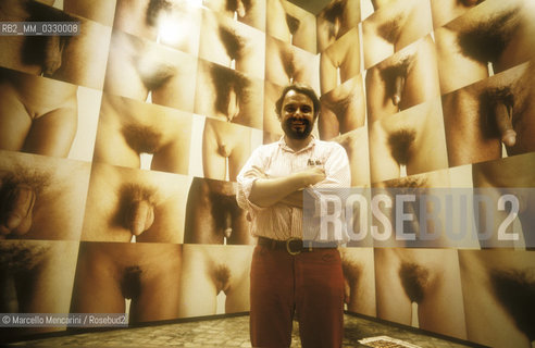 Venice Art Biennale 1993. Photographer Oliviero Toscani in front of his work / Biennale Arte di Venezia 1993. Il fotografo Oliviero Toscani davanti alla sua opera - ©Marcello Mencarini/Rosebud2