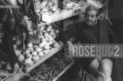 Rome, 1979. Italian paiter Giulio Turcato in a greengrocery / Roma, 1979. Il pittore Giulio Turcato in un negozio di frutta e verdura - ©Marcello Mencarini/Rosebud2