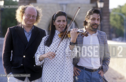 Rome, Ponte Milvio, about 1990. Italian pop singers Paola Tirci with Gaio Chiocchio and Roberto Righini, authors of her songs / Roma, Ponte Milvio, 1990 circa. La cantante paola Turci con Gaio Chiocchio e Roberto Righini, autori delle sue canzoni - ©Marcello Mencarini/Rosebud2