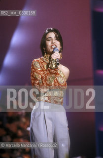 Sanremo Music Festival 1989. Italian pop singer Paola Turci performing Bambini, the winning song in the category Emerging / Festival di Sanremo 1989. Paola Turci canta Bambini, canzone vincitrice della categoria Emergenti - ©Marcello Mencarini/Rosebud2