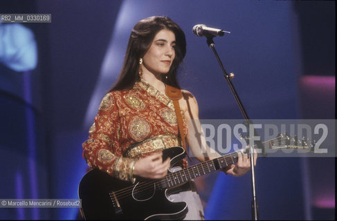 Sanremo Music Festival 1989. Italian pop singer Paola Turci performing Bambini, the winning song in the category Emerging / Festival di Sanremo 1989. Paola Turci canta Bambini, canzone vincitrice della categoria Emergenti - ©Marcello Mencarini/Rosebud2