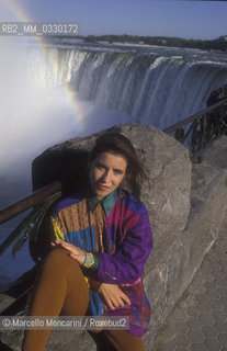 Sanremo in the World Tour 1990. Italian pop singer Paola Turci at Niagara Falls / Sanremo nel mondo 1990. La cantante Paola Turci alle Cascate del Niagara - ©Marcello Mencarini/Rosebud2