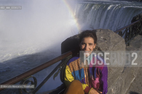 Sanremo in the World Tour 1990. Italian pop singer Paola Turci at Niagara Falls / Sanremo nel mondo 1990. La cantante Paola Turci alle Cascate del Niagara - ©Marcello Mencarini/Rosebud2