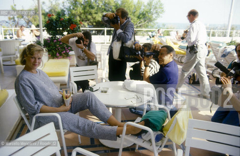 Venice Lido, Venice Film Festival 1987. American actress Kathleen Turner, starring in the movie House of Games directed by David Mamet. She is pregnant of her daughter Rachel Ann Weiss / Lido di Venezia, Mostra del Cinema di Venezia 1987. Lattrice Kathleen Turner, protagonista del film La casa dei giochi diretto da David Mamet. E incinta di sua figlia Rachel Ann Weiss - ©Marcello Mencarini/Rosebud2