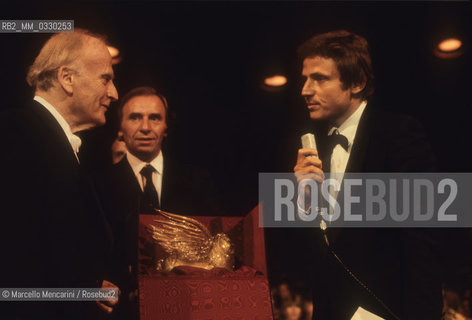 Venice, 1983. Volinist Yehudi Menuhin receiving the Una Vita per la Musica Award (A Life in Music Award) by journalist-music historian Bruno Tosi and violinist Uto Ughi / Il violinista Yehudi Menuhin mentre riceve il premio Una vita per la musica dal giornalista storico della musica Bruno Tosi e dal violinista Uto Ughi - ©Marcello Mencarini/Rosebud2