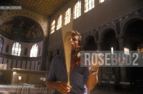 Rome, Basilica of Saint Sabina on the Aventine Hill, 1988. Violinist Uto Ughi / Roma, Basilica di Santa Sabina allAventino, 1988. Il violinista Uto Ughi - ©Marcello Mencarini/Rosebud2