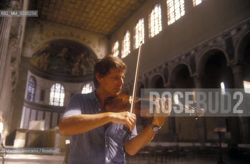 Rome, Basilica of Saint Sabina on the Aventine Hill, 1988. Violinist Uto Ughi / Roma, Basilica di Santa Sabina allAventino, 1988. Il violinista Uto Ughi - ©Marcello Mencarini/Rosebud2