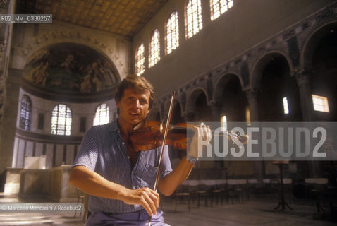 Rome, Basilica of Saint Sabina on the Aventine Hill, 1988. Violinist Uto Ughi / Roma, Basilica di Santa Sabina allAventino, 1988. Il violinista Uto Ughi - ©Marcello Mencarini/Rosebud2