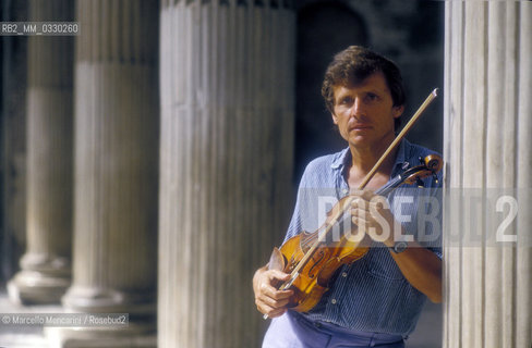 Rome, Basilica of Saint Sabina on the Aventine Hill, 1988. Violinist Uto Ughi / Roma, Basilica di Santa Sabina allAventino, 1988. Il violinista Uto Ughi - ©Marcello Mencarini/Rosebud2