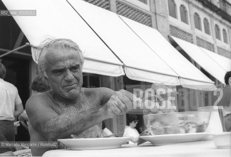 Venice Lido, Venice Film Festival about 1985. Chairman and Chief Executive Officer of the Motion Picture Association of America Jack Valenti on the beach of the Hotel Excelsior / Lido di Venezia. Mostra del Cinema di Venezia 1985 circa. Il presidente e amministratore delegato della Motion Picture Association of America Jack Valenti sulla spiaggia dellExcelsior
 ©Marcello Mencarini/Rosebud2