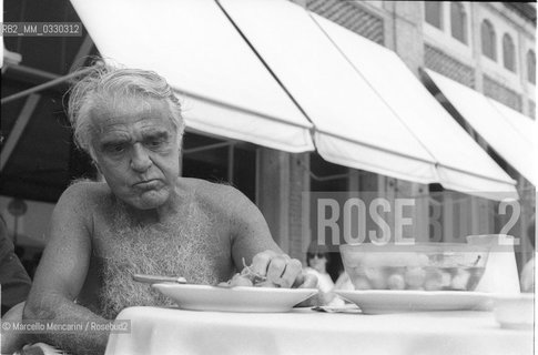 Venice Lido, Venice Film Festival about 1985. Chairman and Chief Executive Officer of the Motion Picture Association of America Jack Valenti on the beach of the Hotel Excelsior / Lido di Venezia. Mostra del Cinema di Venezia 1985 circa. Il presidente e amministratore delegato della Motion Picture Association of America Jack Valenti sulla spiaggia dellExcelsior
 ©Marcello Mencarini/Rosebud2