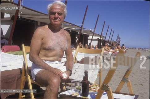 Venice Lido, Venice Film Festival about 1985. Chairman and Chief Executive Officer of the Motion Picture Association of America Jack Valenti on the beach of the Hotel Excelsior / Lido di Venezia. Mostra del Cinema di Venezia 1985 circa. Il presidente e amministratore delegato della Motion Picture Association of America Jack Valenti sulla spiaggia dellExcelsior
 ©Marcello Mencarini/Rosebud2