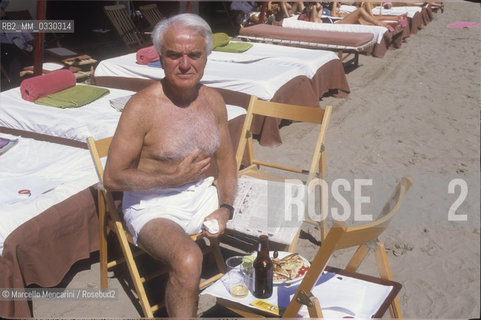 Venice Lido, Venice Film Festival about 1985. Chairman and Chief Executive Officer of the Motion Picture Association of America Jack Valenti on the beach of the Hotel Excelsior / Lido di Venezia. Mostra del Cinema di Venezia 1985 circa. Il presidente e amministratore delegato della Motion Picture Association of America Jack Valenti sulla spiaggia dellExcelsior
 ©Marcello Mencarini/Rosebud2