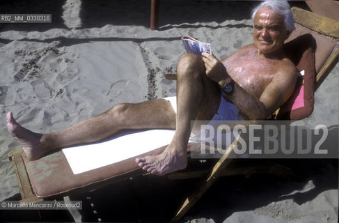 Venice Lido, Venice Film Festival about 1985. Chairman and Chief Executive Officer of the Motion Picture Association of America Jack Valenti lying on a deck chair on the beach of the Hotel Excelsior / Lido di Venezia. Mostra del Cinema di Venezia 1985 circa. Il presidente e amministratore delegato della Motion Picture Association of America Jack Valenti sulla spiaggia dellExcelsior
 ©Marcello Mencarini/Rosebud2