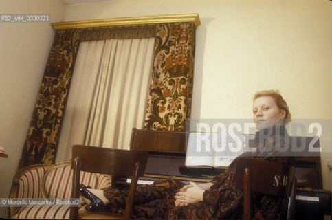 Italian mezzo-soprano opera singer Lucia Valentini Terrani in her dressing room (about 1985) / Il mezzo soprano Lucia Valentini Terrani nel suo camerino (1985 circa) - ©Marcello Mencarini/Rosebud2