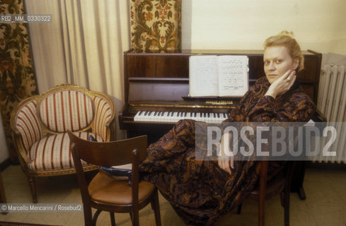 Italian mezzo-soprano opera singer Lucia Valentini Terrani in her dressing room (about 1985) / Il mezzo soprano Lucia Valentini Terrani nel suo camerino (1985 circa) - ©Marcello Mencarini/Rosebud2