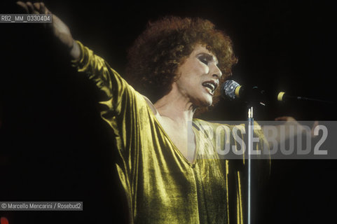 Italian pop singer Ornella Vanoni performing (1985) / La cantante Ornella Vanoni in concerto (1985) - ©Marcello Mencarini/Rosebud2