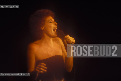 Italian pop singer Ornella Vanoni performing (about 1988) / La cantante Ornella Vanoni in concerto (1988 circa) - ©Marcello Mencarini/Rosebud2