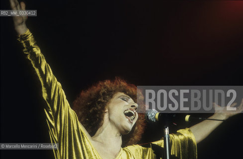 Italian pop singer Ornella Vanoni performing (1985) / La cantante Ornella Vanoni in concerto (1985) - ©Marcello Mencarini/Rosebud2