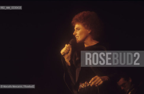 Italian pop singer Ornella Vanoni performing (about 1988) / La cantante Ornella Vanoni in concerto (1988 circa) - ©Marcello Mencarini/Rosebud2