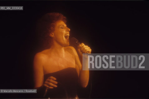 Italian pop singer Ornella Vanoni performing (about 1988) / La cantante Ornella Vanoni in concerto (1988 circa) - ©Marcello Mencarini/Rosebud2