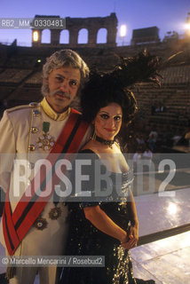 Verona Arena, July 1999. Italian TV presenter Fabrizio Frizzi and soprano Cecilia Gasdia before performing in The Merry Widow by Franz Lehar, directed by Beni Montresor / Arena di Verona, luglio 1999. Il presentatore TV Fabrizio Frizzi e il soprano Cecilia Gasdia pria di esibirsi in La vedova sllegra di Franz Lehar, con la regia di Beni Montresor - ©Marcello Mencarini/Rosebud2