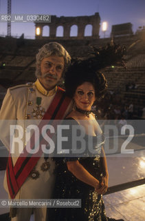 Verona Arena, summer 1999. Italian TV presenter Fabrizio Frizzi and soprano Cecilia Gasdia before performing in The Merry Widow by Franz Lehar, directed by Beni Montresor / Arena di Verona, estate 1999. Il presentatore TV Fabrizio Frizzi e il soprano Cecilia Gasdia pria di esibirsi in La vedova sllegra di Franz Lehar, con la regia di Beni Montresor - ©Marcello Mencarini/Rosebud2