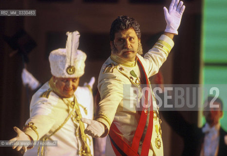 Verona Arena, July 1999. Italian TV presenter Fabrizio Frizzi performing in The Merry Widow by Franz Lehar, directed by Beni Montresor / Arena di verona, luglio 1999. Il presentatore Fabrizio Frizzi mentre canta in La vedova allegra di Franz Lehar, con la regia di Beni Montresor - ©Marcello Mencarini/Rosebud2