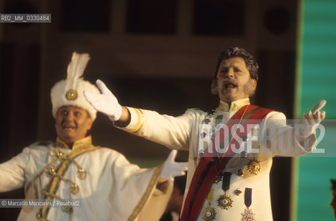 Verona Arena, summer 1999. Italian TV presenter Fabrizio Frizzi performing in The Merry Widow by Franz Lehar, directed by Beni Montresor / Arena di verona, estate 1999. Il presentatore Fabrizio Frizzi mentre canta in La vedova allegra di Franz Lehar, con la regia di Beni Montresor - ©Marcello Mencarini/Rosebud2