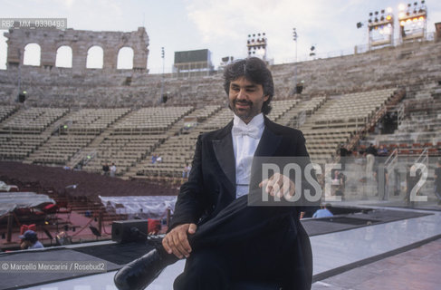 Verona Arena, summer 1999. Tenor Andrea Bocelli before performing in The Merry Widow by Franz Lerhar, directed by Beni Montresor / Arena di Verona, estate 1999. Il tenore Andrea Bocelli prima di esibirsi in La vedova allegra di Franz Lehar, con la regia di Beni Montresor - ©Marcello Mencarini/Rosebud2