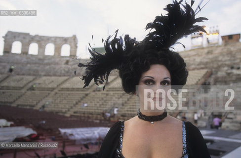 Verona Arena, summer 1999. Soprano Cecilia Gasdia before performing in The Merry Widow by Franz Lerhar, directed by Beni Montresor / Arena di Verona, estate 1999. Il soprano Cecilia Gasdia prima di esibirsi in La vedova allegra di Franz Lehar, con la regia di Beni Montresor - ©Marcello Mencarini/Rosebud2