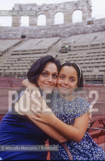 Verona Arena, summer 1999. Soprano Cecilia Gasdia with her daughter Anastasia before a rehearsal of The Merry Widow by Franz Lerhar, directed by Beni Montresor / Arena di Verona, estate 1999. Il soprano Cecilia Gasdia con sua figlia Anastasia prima di una prova de La vedova allegra di Franz Lehar, con la regia di Beni Montresor - ©Marcello Mencarini/Rosebud2