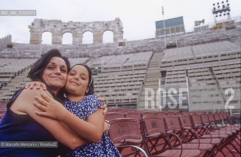 Verona Arena, summer 1999. Soprano Cecilia Gasdia with her daughter Anastasia before a rehearsal of The Merry Widow by Franz Lerhar, directed by Beni Montresor / Arena di Verona, estate 1999. Il soprano Cecilia Gasdia con sua figlia Anastasia prima di una prova de La vedova allegra di Franz Lehar, con la regia di Beni Montresor - ©Marcello Mencarini/Rosebud2