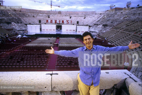 Verona Arena, summer 1999. Italian TV presenter Fabrizio Frizzi poses before a rehearsal of The Merry Widow by Franz Lehar, directed by Beni Montresor / Arena di verona, estate 1999. Il presentatore Fabrizio Frizzi prima di una prova de La vedova allegra di Franz Lehar, con la regia di Beni Montresor - ©Marcello Mencarini/Rosebud2