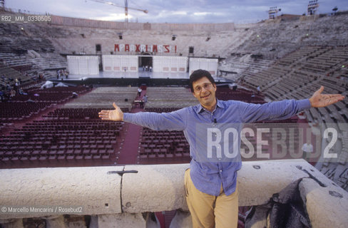 Verona Arena, summer 1999. Italian TV presenter Fabrizio Frizzi poses before a rehearsal of The Merry Widow by Franz Lehar, directed by Beni Montresor / Arena di verona, estate 1999. Il presentatore Fabrizio Frizzi prima di una prova de La vedova allegra di Franz Lehar, con la regia di Beni Montresor - ©Marcello Mencarini/Rosebud2