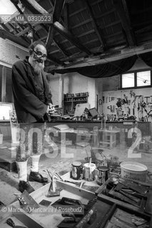 Venice, 1981. Italian painter Emilio Vedova in his studio / Venezia, 1981. Il pittore Emilio Vedova nel suo studio - ©Marcello Mencarini/Rosebud2