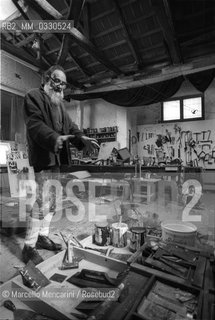 Venice, 1981. Italian painter Emilio Vedova in his studio / Venezia, 1981. Il pittore Emilio Vedova nel suo studio - ©Marcello Mencarini/Rosebud2