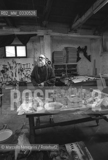 Venice, 1981. Italian painter Emilio Vedova in his studio / Venezia, 1981. Il pittore Emilio Vedova nel suo studio - ©Marcello Mencarini/Rosebud2