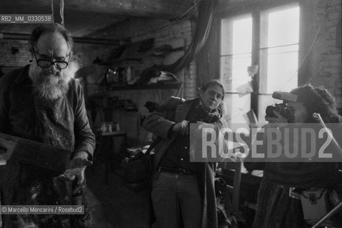 Venice, 1981. Italian painter Emilio Vedova in his studio with photographers Angelo Turetta and Fiorenza Sartori / Venezia, 1981. Il pittore Emilio Vedova nel suo studio con i fotografi Angelo Turetta e Fiorenza Sartori - ©Marcello Mencarini/Rosebud2