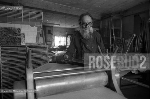 Venice, 1981. Italian painter Emilio Vedova in his studio / Venezia, 1981. Il pittore Emilio Vedova nel suo studio - ©Marcello Mencarini/Rosebud2