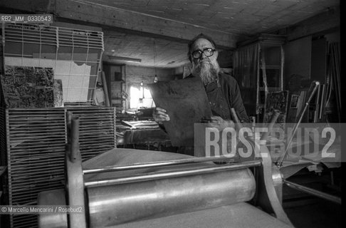 Venice, 1981. Italian painter Emilio Vedova in his studio / Venezia, 1981. Il pittore Emilio Vedova nel suo studio - ©Marcello Mencarini/Rosebud2