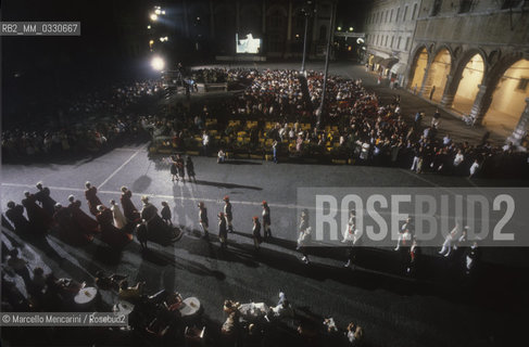 Pesaro, August 18, 1984. Rossini Opera Festival. Staging of Il viaggio a Reims (The Jorney to Reims) by Gioacchino Rossini. This is the first performance of that opera, staged by Luca Ronconi and conducted by Claudio Abbado, after the reconstruction of its manuscript, assumed lost, in the 1970s / Pesaro, 18 agosto 1984. Rossini Opera Festival. Messa in scena de Il viaggio a Reims di Gioacchino Rossini. E la prima rappresentazione dellopera, con la regia di Luca Ronconi e la direzione dorchestra di Claudio Abbado, dopo il ritrovamento e la ricomposizione negli anni 70 del suo manoscritto che si credeva perduto - ©Marcello Mencarini/Rosebud2