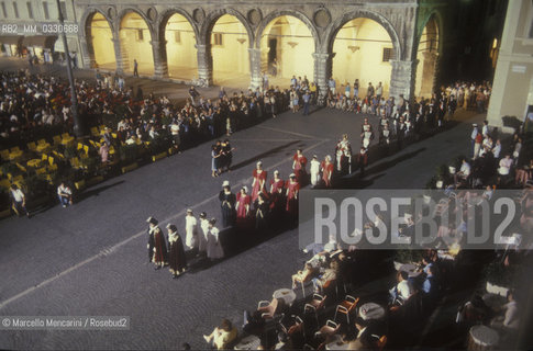 Pesaro, August 18, 1984. Rossini Opera Festival. Staging of Il viaggio a Reims (The Jorney to Reims) by Gioacchino Rossini. This is the first performance of that opera, staged by Luca Ronconi and conducted by Claudio Abbado, after the reconstruction of its manuscript, assumed lost, in the 1970s / Pesaro, 18 agosto 1984. Rossini Opera Festival. Messa in scena de Il viaggio a Reims di Gioacchino Rossini. E la prima rappresentazione dellopera, con la regia di Luca Ronconi e la direzione dorchestra di Claudio Abbado, dopo il ritrovamento e la ricomposizione negli anni 70 del suo manoscritto che si credeva perduto - ©Marcello Mencarini/Rosebud2